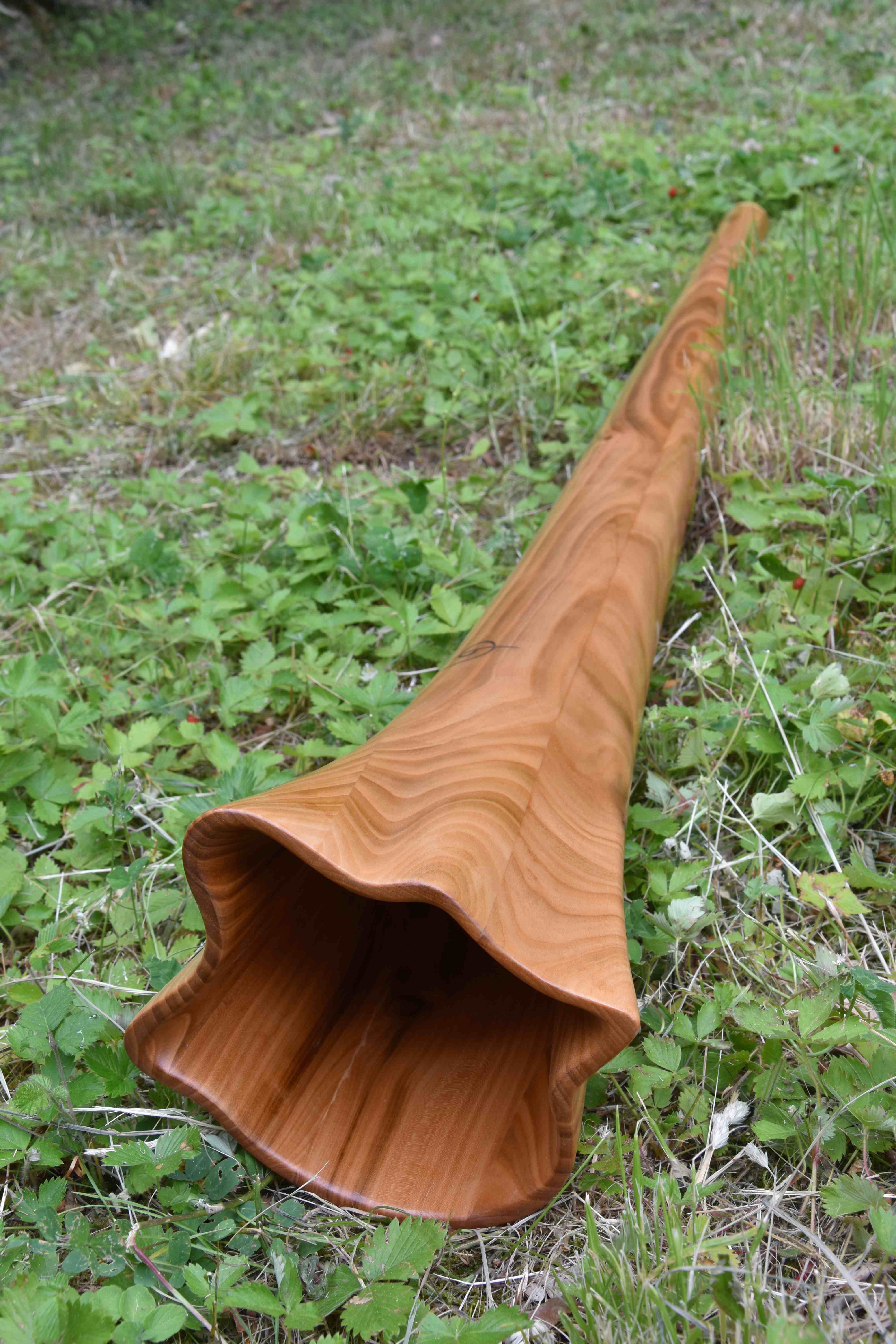 Cloche sculptée d'un didgeridoo classique en merisier 